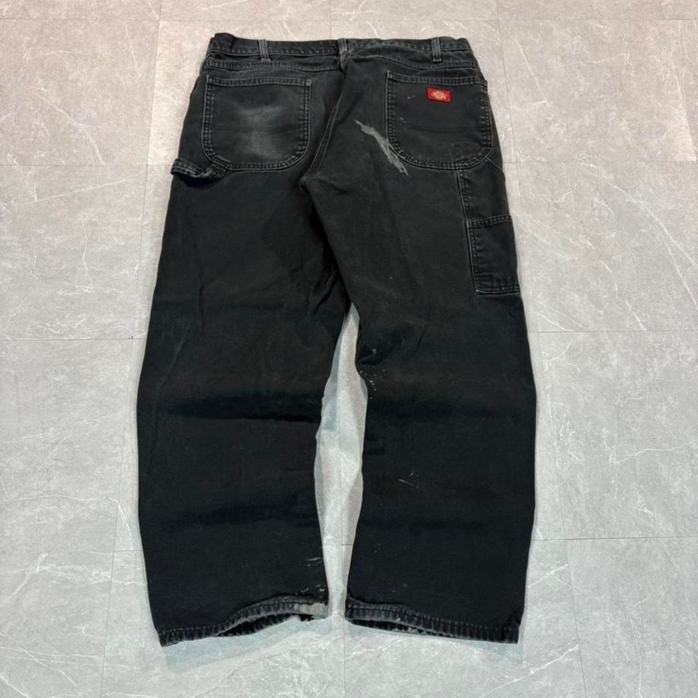 Black Dickies carpenter jeans with a distressed look #workwear #denim